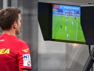 Система відеоповторів VAR у футболі: що це таке, плюси та мінуси