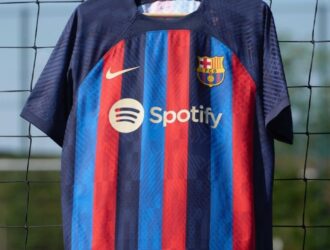 Домашня форма Барселони сезону 22/23