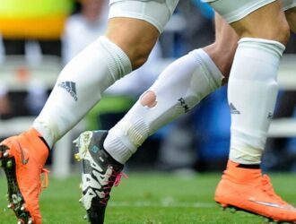 Навіщо футболісти обрізають гетри?