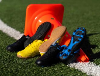 Типи футбольних полів та вибір бутс під них