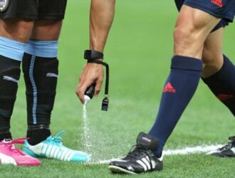 Навіщо футбольним арбітрам спрей?