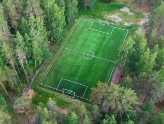 Чому команди змінюються сторонами у середині матчу?